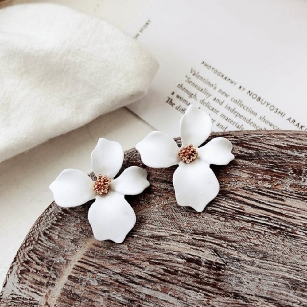 Only 1 Left!! 🎉HP🎉 Handmade Petal Stud Earrings